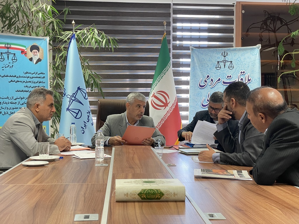 معاون قضایی دادستان کل کشور و رئیس دبیرخانه ستاد مرکزی پیگیری اجرای سیاست‌های اقتصاد مقاومتی قوه قضاییه در مرکز ارتباطات مردمی قوه قضاییه به مشکلات حقوقی و قضایی ۱۵ نفر از مراجعان رسیدگی کرد