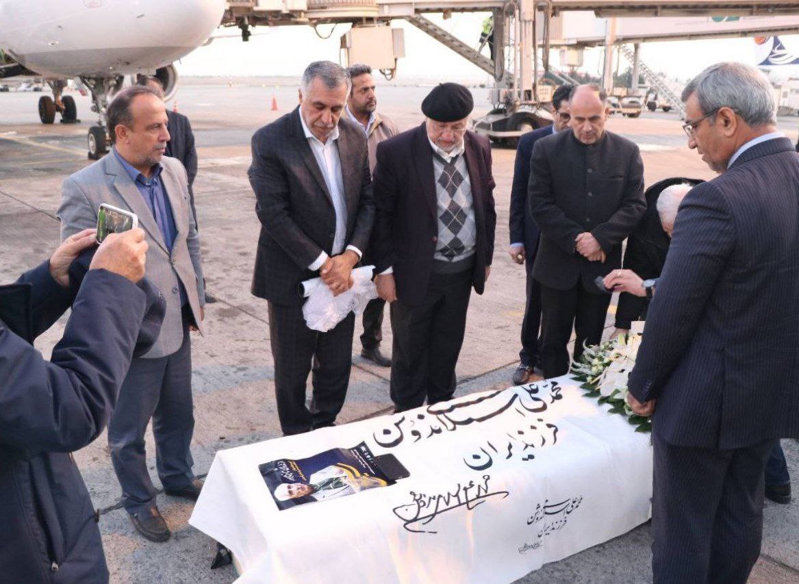 بامداد امروز پیکر محمدعلی اسلامی ندوشن وارد فرودگاه امام شد