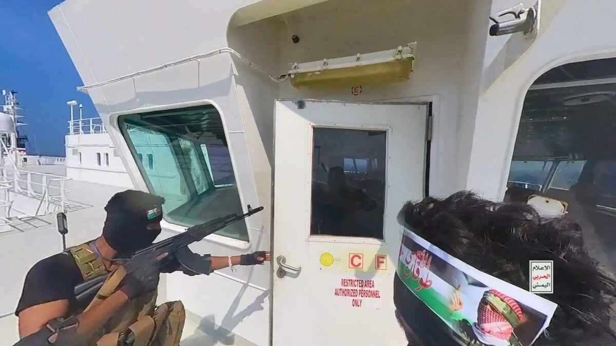 لحظه توقیف کشتی صهیونیستی توسط نیروهای یمنی