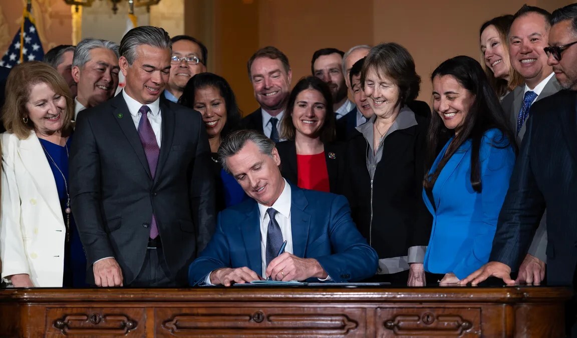 منحرف کردن کودکان از سوی قدرتمندترین حزب سیاسی «دموکرات» منحرف کردن کودکان از سوی قدرتمندترین حزب سیاسی «دموکرات»