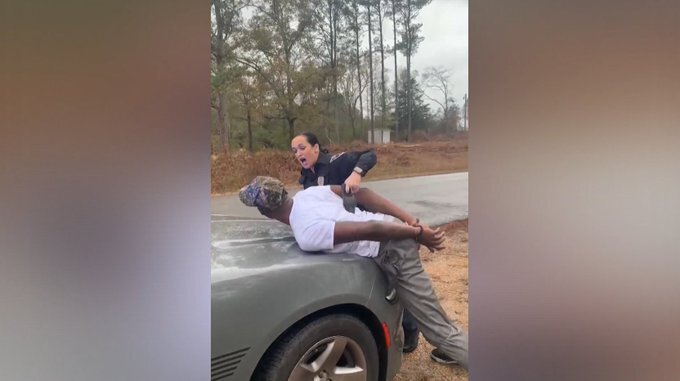 خشونت افسر پلیس آمریکا در صحنه بازداشت یک شهروند