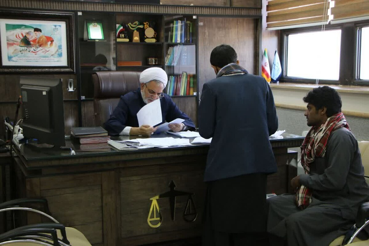 رئیس‌کل دادگستری استان کرمان به درخواست‌های حقوقی و قضایی ۳۵ نفر از مراجعان رسیدگی کرد
