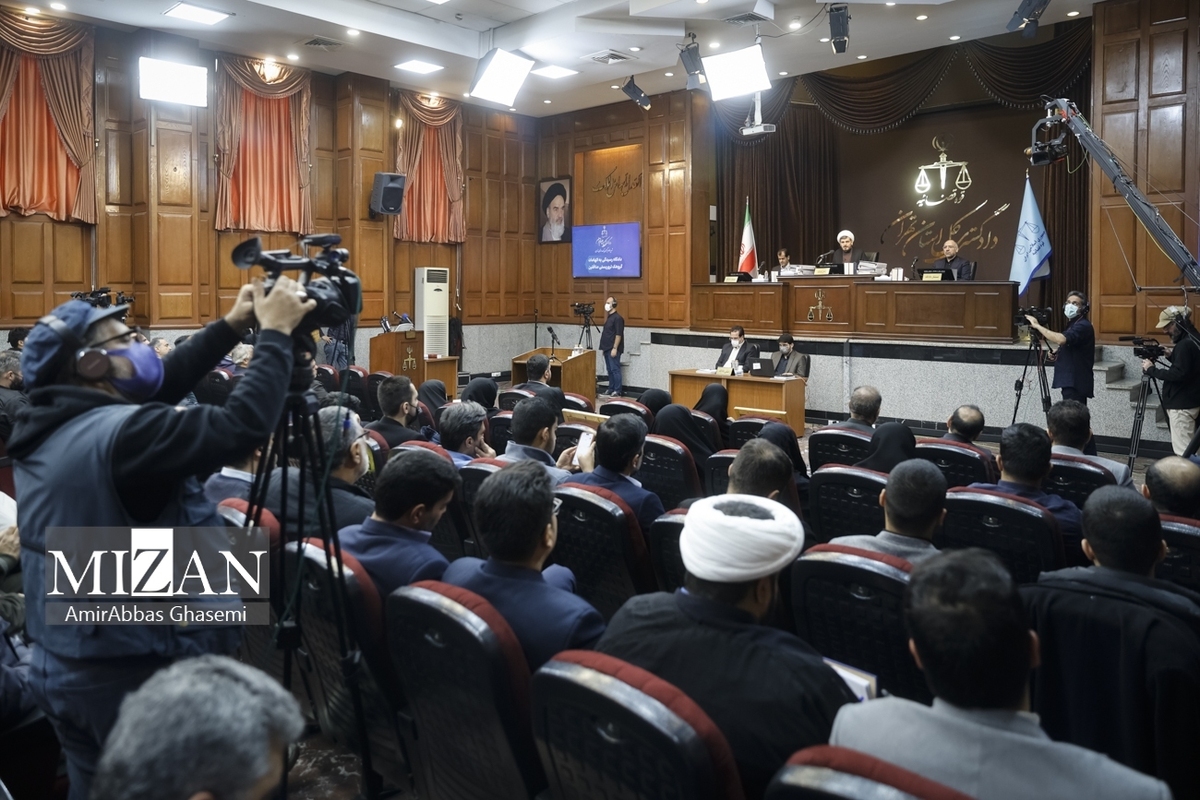 اولین جلسه دادگاه رسیدگی به اتهامات سرکردگان گروهک تروریستی منافقین/ حضور ۵ وکیل تسخیری برای متهمین در دادگاه