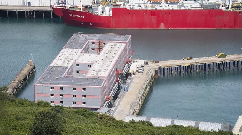 چشم‌انداز تار سیاست‌های ضد مهاجرتی انگلیس؛ از تصویب روآندای جدید تا مرگ یک پناهجو در زندان شناور