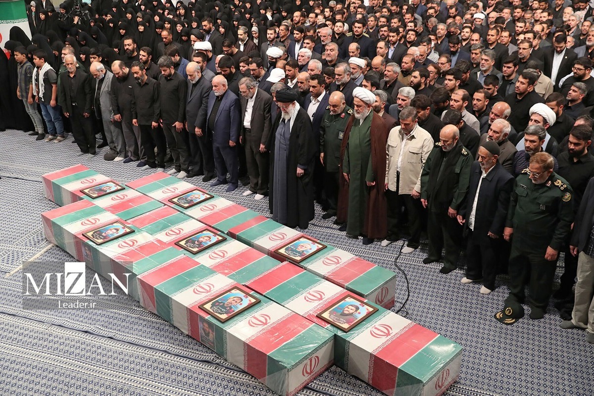 حضرت آیت‌الله خامنه‌ای بر پیکر هفت شهید راه قدس نماز اقامه کردند