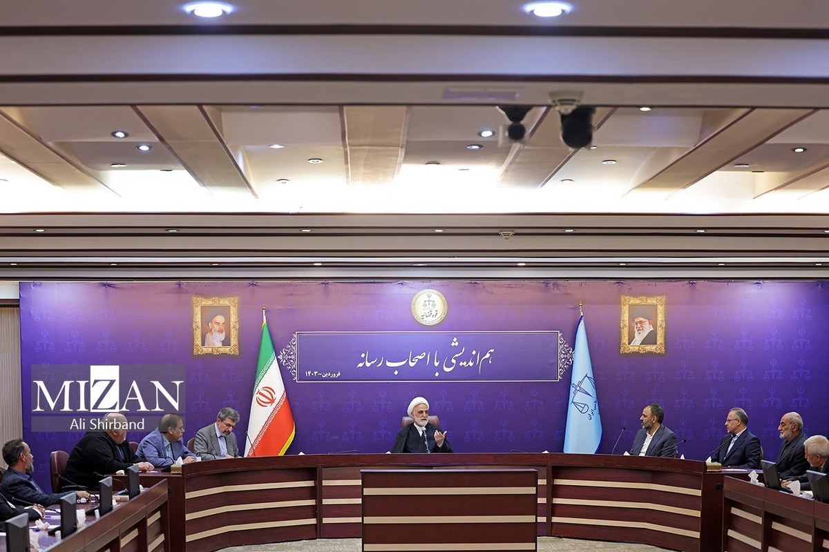  قطعاً به قوه قضاییه نقد وارد است و ما در این زمینه تعارف نداریم/ اشاره رئیس عدلیه به مقوله عفاف و حجاب و سیر ناظر بر تدوین لایحه مربوطه در این موضوع/ بیان دیدگاه‌ها و نقطه‌نظرات ۲۴ نفر از مدیران رسانه‌های کشور در حضور قاضی‌القضات