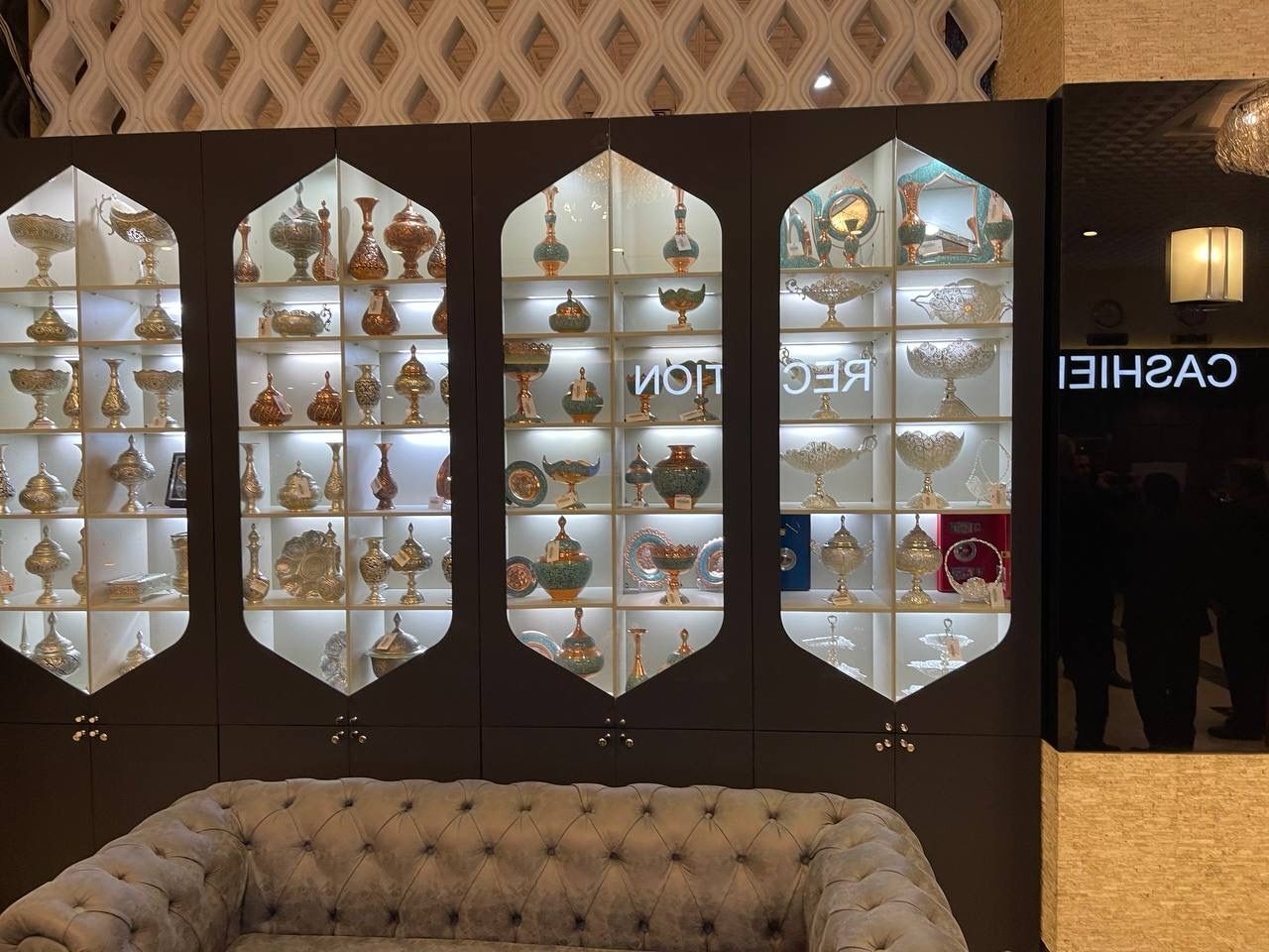 اجرای طرح عرضه مستقیم صنایع دستی مددجویان زندان‌ها به میهمانان خارجی در هتل‌ها