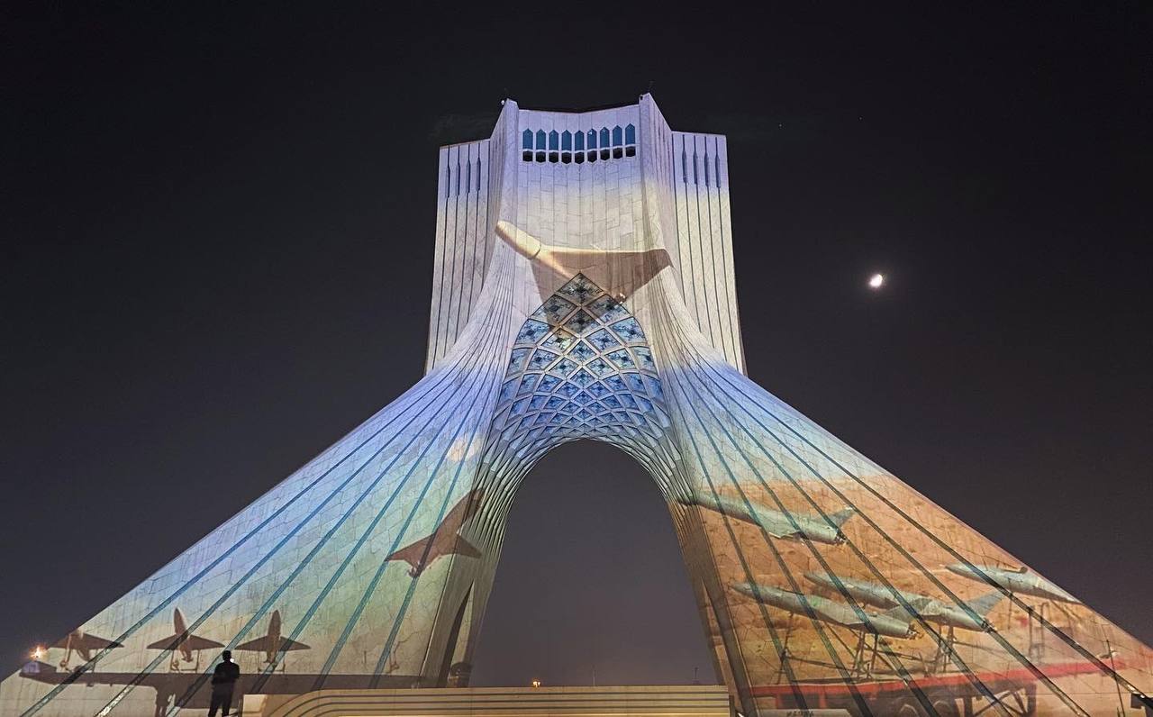 اجرای برجنگاره عملیات «وعده صادق» در برج آزادی اجرای برجنگاره عملیات «وعده صادق» در برج آزادی