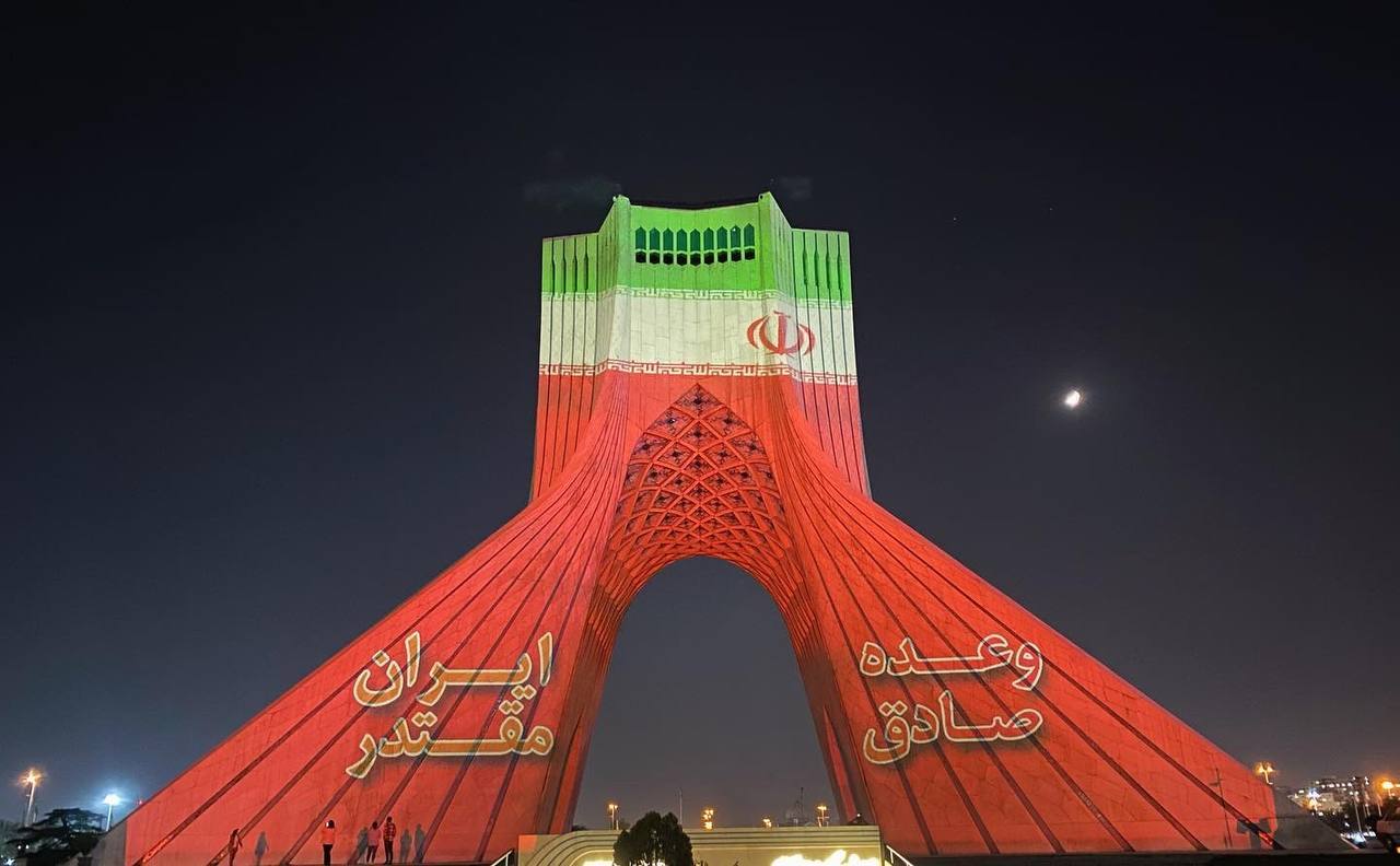 اجرای برجنگاره عملیات «وعده صادق» در برج آزادی اجرای برجنگاره عملیات «وعده صادق» در برج آزادی