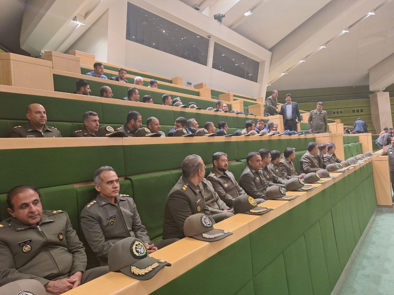 حضور جمعی از فرماندهان دلاور و مدیران ارشد ستاد ارتش جمهوری اسلامی ایران در صحن علنی حضور جمعی از فرماندهان دلاور و مدیران ارشد ستاد ارتش جمهوری اسلامی ایران در صحن علنی