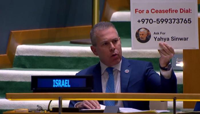 عکس، آجر یا پلاکارد؛ تلاش نماینده‌‌ رژیم صهیونیستی برای انحراف افکار عمومی