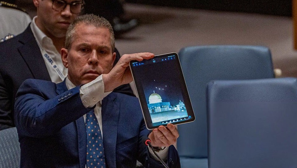 عکس، آجر یا پلاکارد؛ تلاش نماینده‌‌ رژیم صهیونیستی برای انحراف افکار عمومی