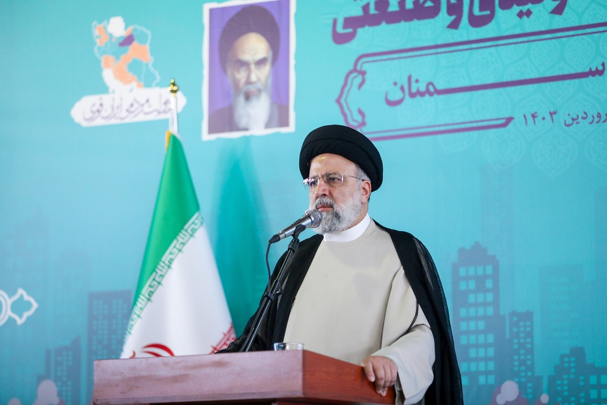 سفر رئیس‎جمهور به استان سمنان/ آیت‎الله رئیسی: امروز موشک‌های ما به قلب دشمن فرود می‌آید