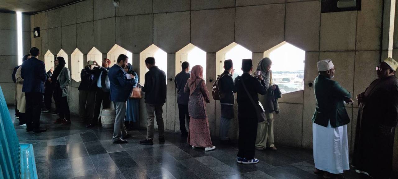 بازدید میهمانان نمایشگاه بینالمللی قرآن از برج آزادی بازدید میهمانان نمایشگاه بینالمللی قرآن از برج آزادی