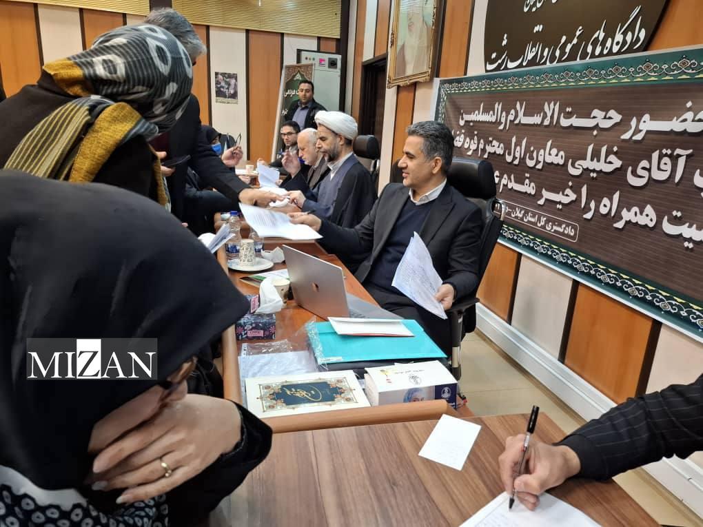 معاون اول قوه قضاییه در رشت به درخواست مراجعان در ملاقات مردمی رسیدگی می‌کند