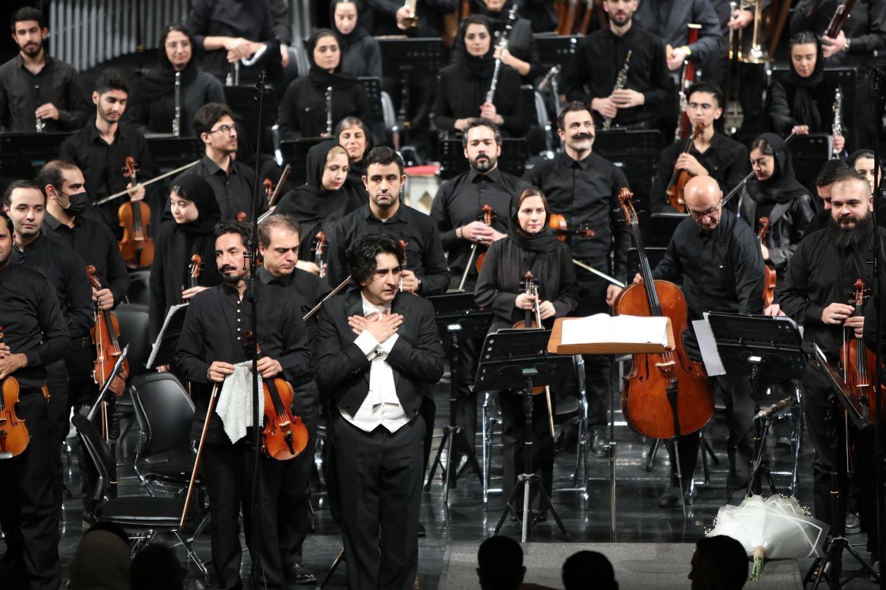 شب خوش «سرزمینهای سپید» در تالار وحدت/ ارکستر سمفونیک تهران با رهبری حامد گارسچی روی صحنه رفت شب خوش «سرزمینهای سپید» در تالار وحدت/ ارکستر سمفونیک تهران با رهبری حامد گارسچی روی صحنه رفت