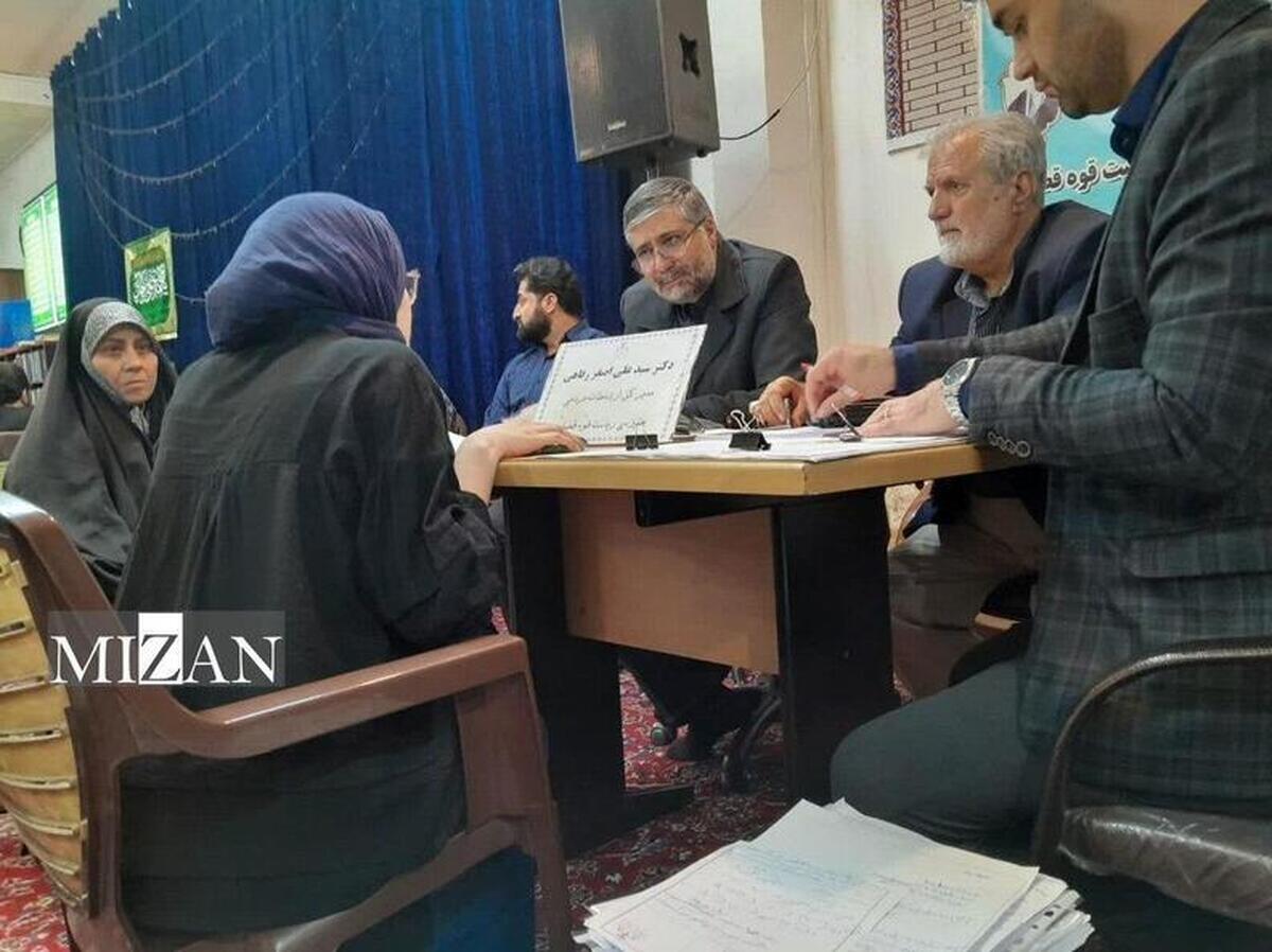 میز خدمت قضایی اداره کل ارتباطات مردمی قوه قضاییه در محل اقامه نماز جمعه تهران برگزار شد