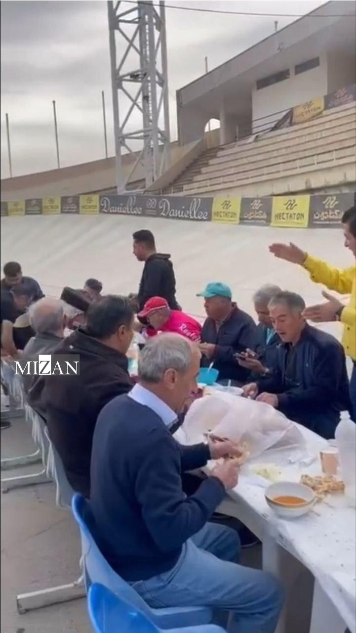 ضیافت عجیب ناهار و آبگوشت در پیست دوچرخه‌سواری آزادی! + عکس