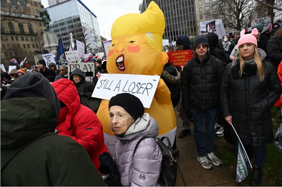 تشدید تدابیر امنیتی در آستانه مراسم تحلیف ترامپ؛ معترضان در خیابانها تجمع کردند تشدید تدابیر امنیتی در آستانه مراسم تحلیف ترامپ؛ معترضان در خیابانها تجمع کردند