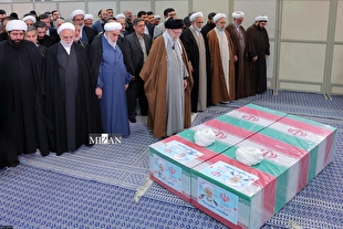 اقامه نماز رهبر انقلاب بر پیکر دو قاضی شهید، حجج‌اسلام آقایان شیخ علی رازینی و شیخ محمد مقیسه