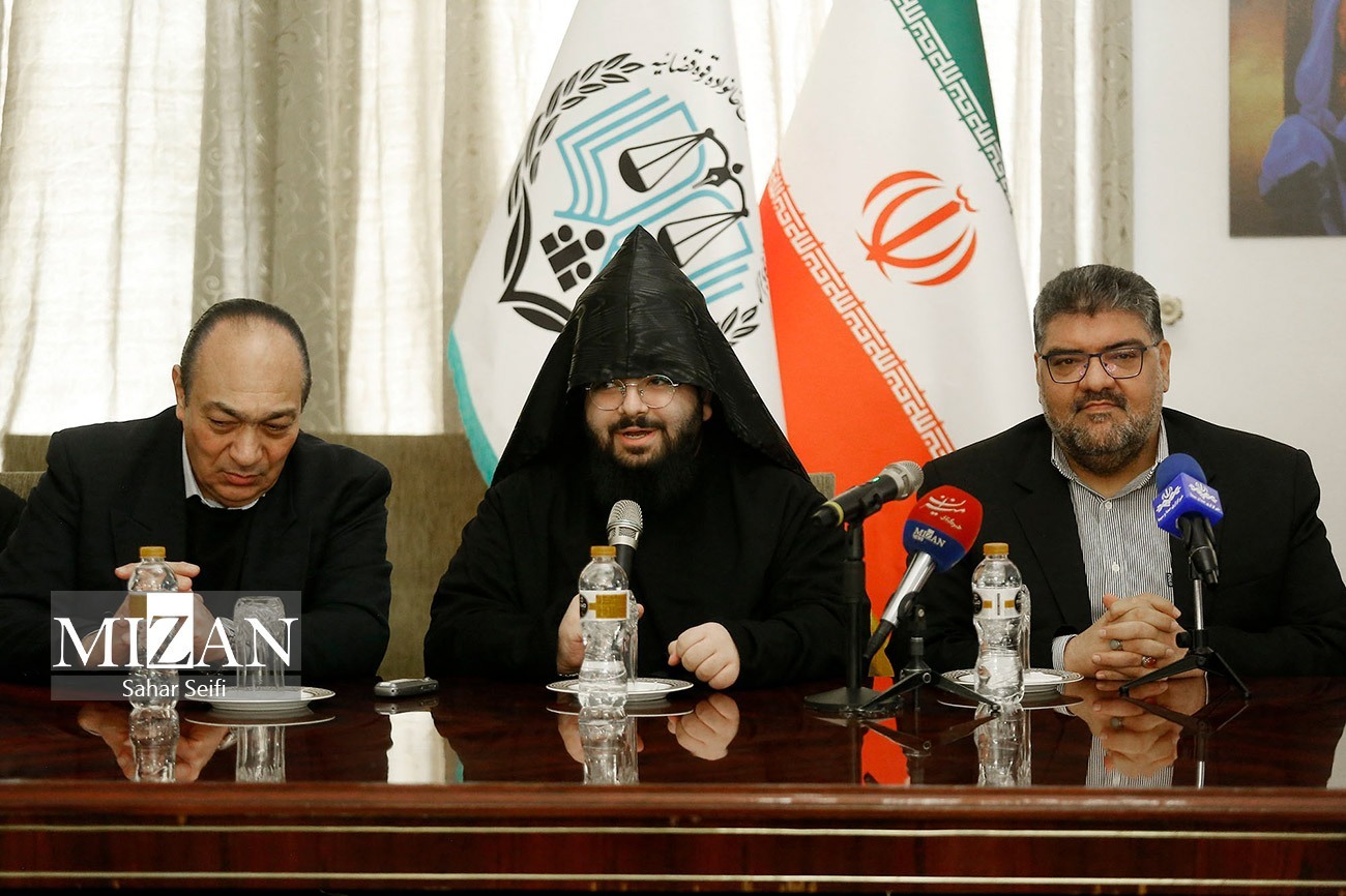 انعقاد تفاهمنامه بین مرکز وکلای قوه قضاییه و ارامنه برای ارائه خدمات حقوقی/ میزخدمت مرکز وکلا در کلیساهای ۳۱ استان برگزار شد انعقاد تفاهمنامه بین مرکز وکلای قوه قضاییه و ارامنه برای ارائه خدمات حقوقی/ میزخدمت مرکز وکلا در کلیساهای ۳۱ استان برگزار شد