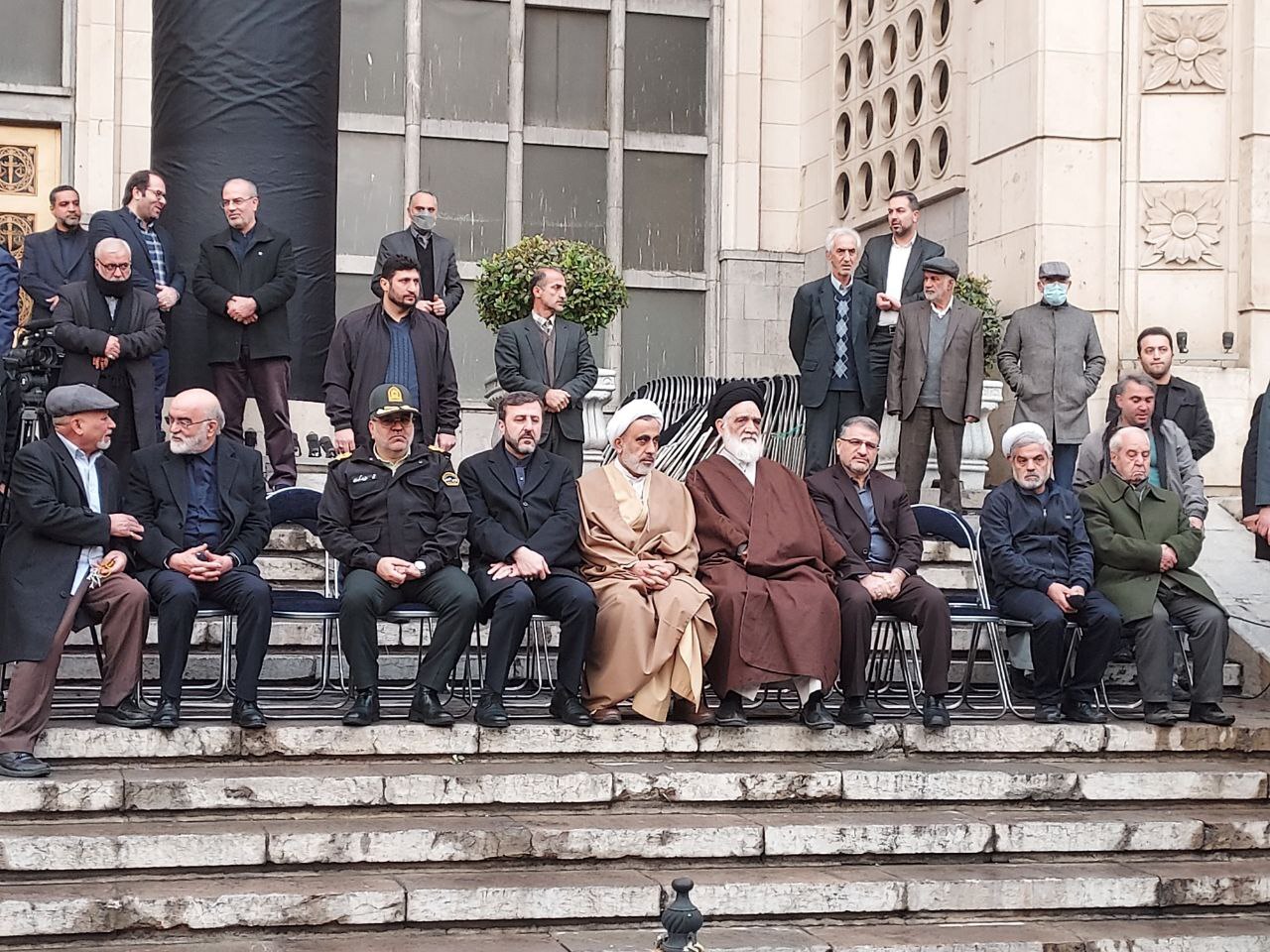 مراسم تشییع پیکر حجج اسلام والمسلمین شهیدان رازینی و مقیسه آغاز شد مراسم تشییع پیکر حجج اسلام والمسلمین شهیدان رازینی و مقیسه آغاز شد