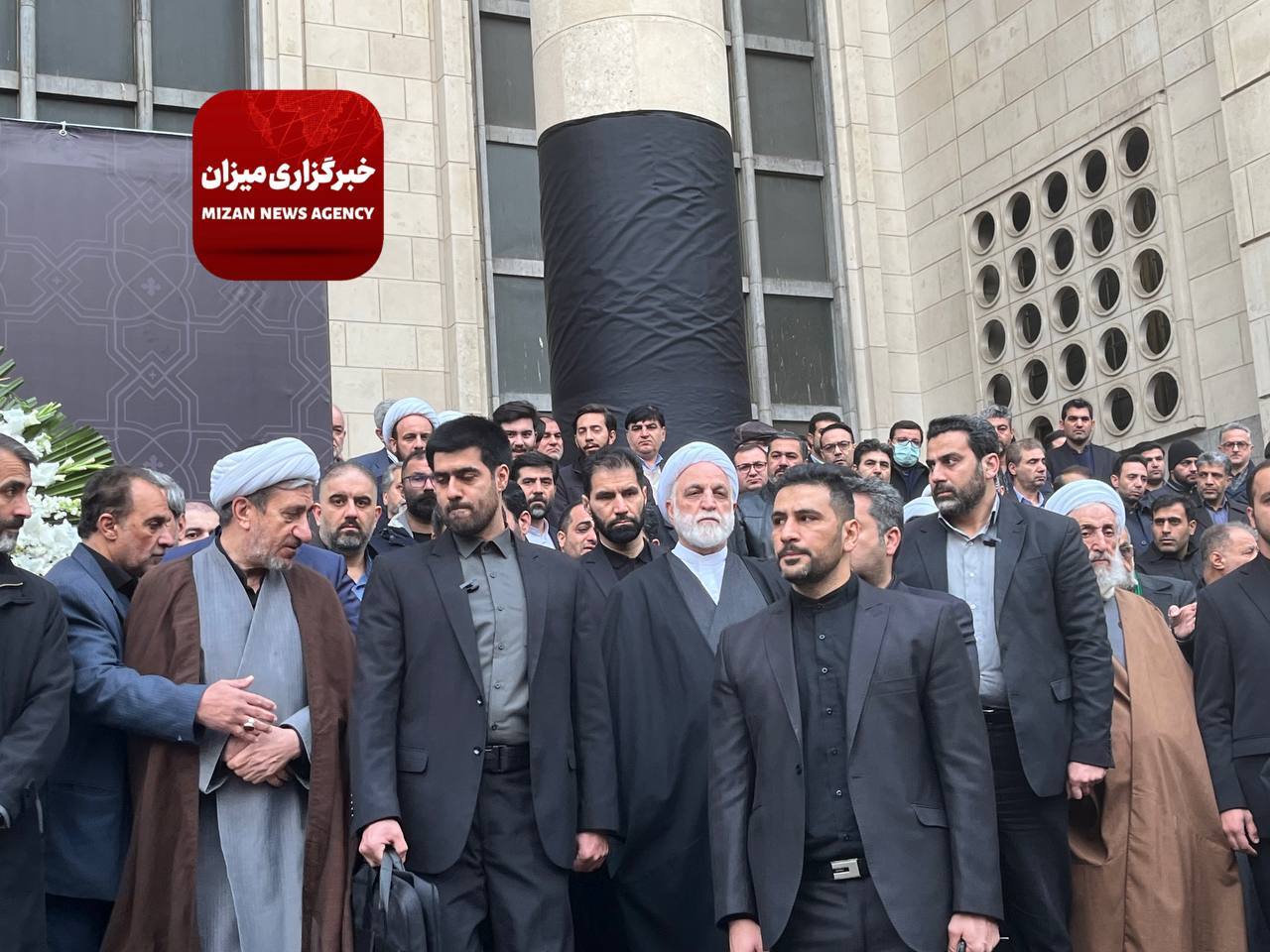 مراسم تشییع پیکر حجج اسلام والمسلمین شهیدان رازینی و مقیسه آغاز شد مراسم تشییع پیکر حجج اسلام والمسلمین شهیدان رازینی و مقیسه آغاز شد