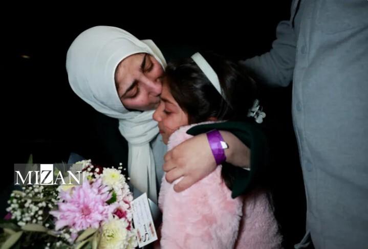 جشن آزادی ۹۰ اسیر فلسطینی زن و کودک؛ تلاش بی‌حاصل رژیم صهیونیستی برای مخفی کردن شکست