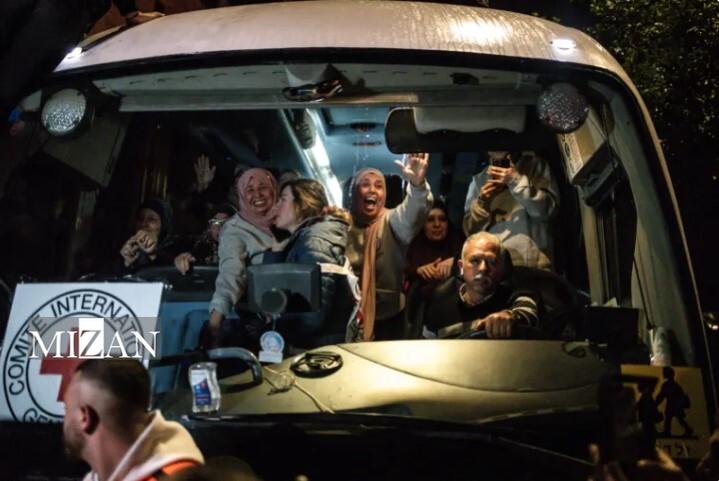 جشن آزادی ۹۰ اسیر فلسطینی زن و کودک؛ تلاش بی‌حاصل رژیم صهیونیستی برای مخفی کردن شکست