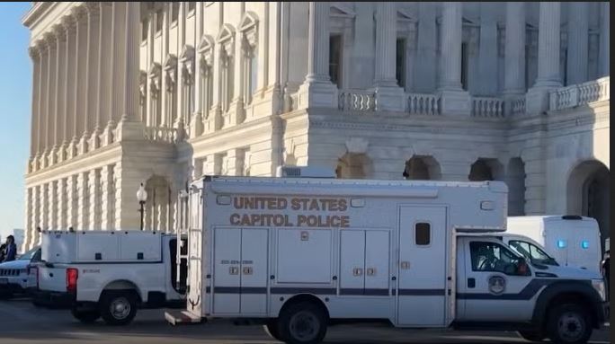 بازداشت فرد مسلح در ورودی ساختمان کنگره بازداشت فرد مسلح در ورودی ساختمان کنگره