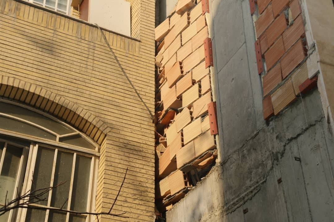 مصدومیت ۴ نفر در پی انفجار یک ساختمان نوساز در خیابان فرحزادی تهران