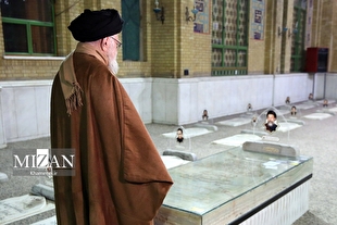 لحظاتی از حضور رهبر انقلاب در گلزار شهدای بهشت زهرا سلام‌الله‌علی‌ها در آستانه دهه فجر