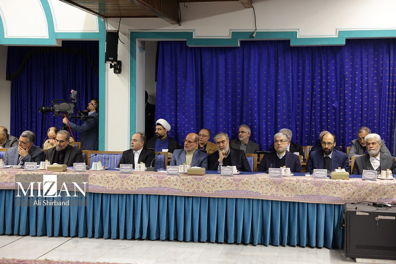 نشست مشترک سران و جمعی از مسئولان قوای سه‌گانه برگزار شد