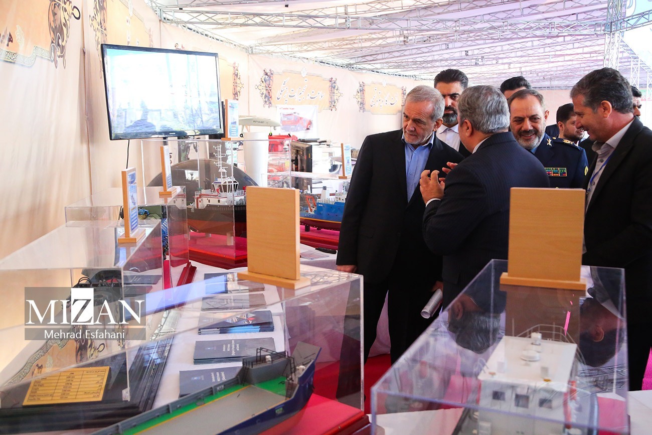 بازدید پزشکیان از نمایشگاه توانمندی‌ها و ظرفیت‌های وزارت دفاع و پشتیبانی نیرو‌های مسلح