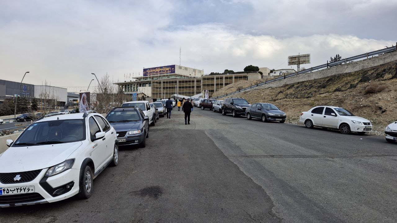 پارکینگ کاخ جشنواره در تصرف یک شرکت باتری‌سازی/ توهین عوامل شرکت به اهالی رسانه/ خبرنگاران در تپه‌های اطراف پارک کنند