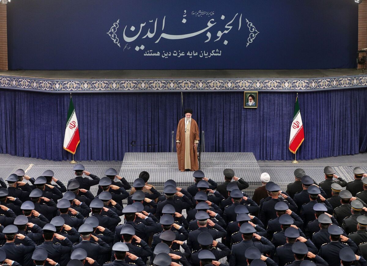 فرمانده کل قوا: مذاکره با آمریکا هوشمندانه، عاقلانه و شرافتمندانه نیست/  اگر آمریکایی‌ها به امنیت ملت ایران تعرض کنند ما هم بدون تردید به امنیت آنها تعرض خواهیم کرد