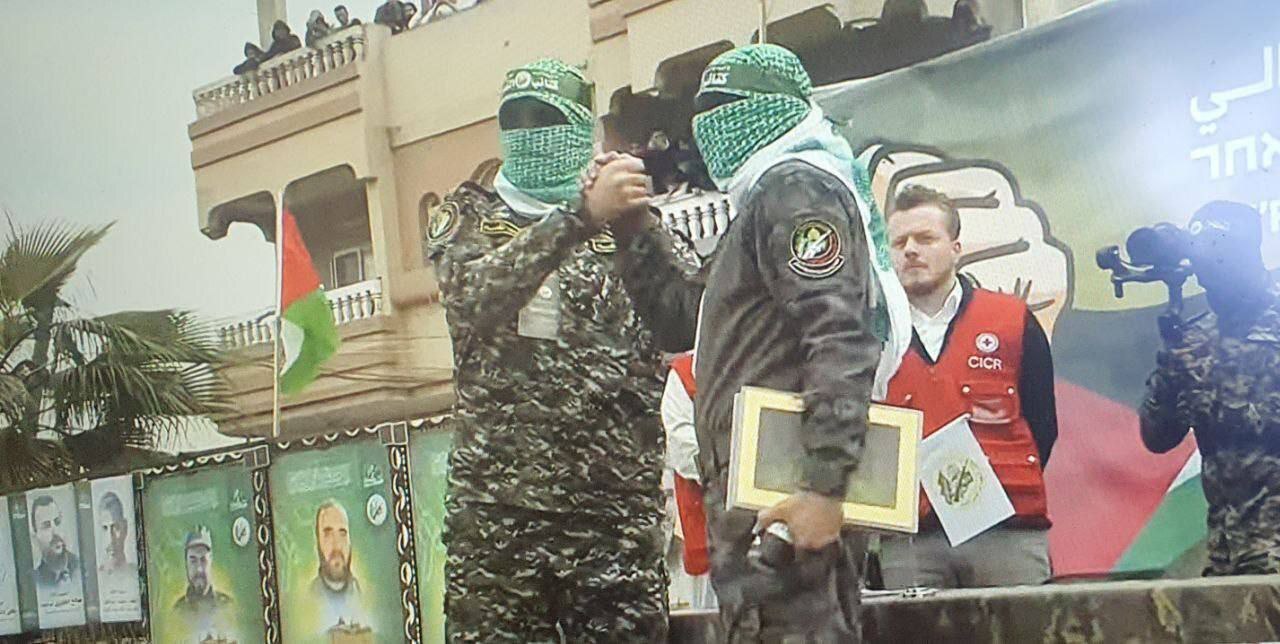 مرحله پنجم تبادل اسیران؛ ۱۸۳ اسیر فلسطینی در ازای ۳ زندانی صهیونیست آزاد میشوند مرحله پنجم تبادل اسیران؛ ۱۸۳ اسیر فلسطینی در ازای ۳ زندانی صهیونیست آزاد میشوند