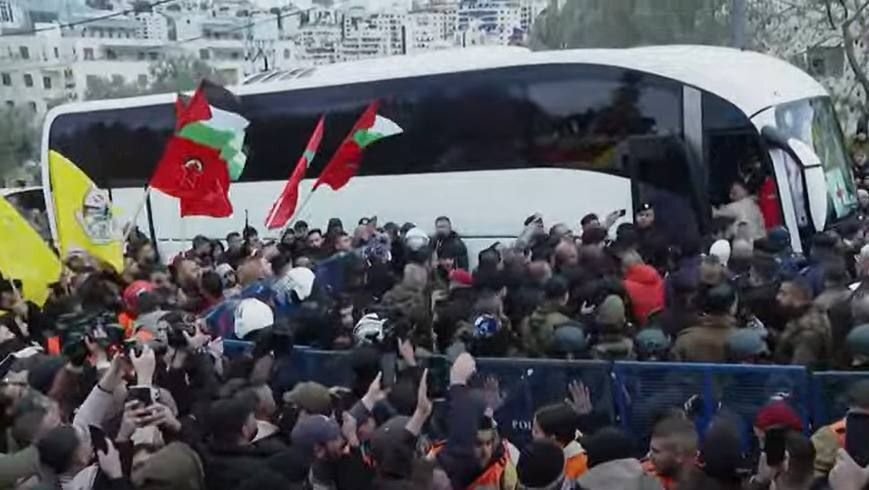 مرحله پنجم تبادل اسیران؛ ۱۸۳ اسیر فلسطینی در ازای ۳ زندانی صهیونیست آزاد شدند مرحله پنجم تبادل اسیران؛ ۱۸۳ اسیر فلسطینی در ازای ۳ زندانی صهیونیست آزاد شدند