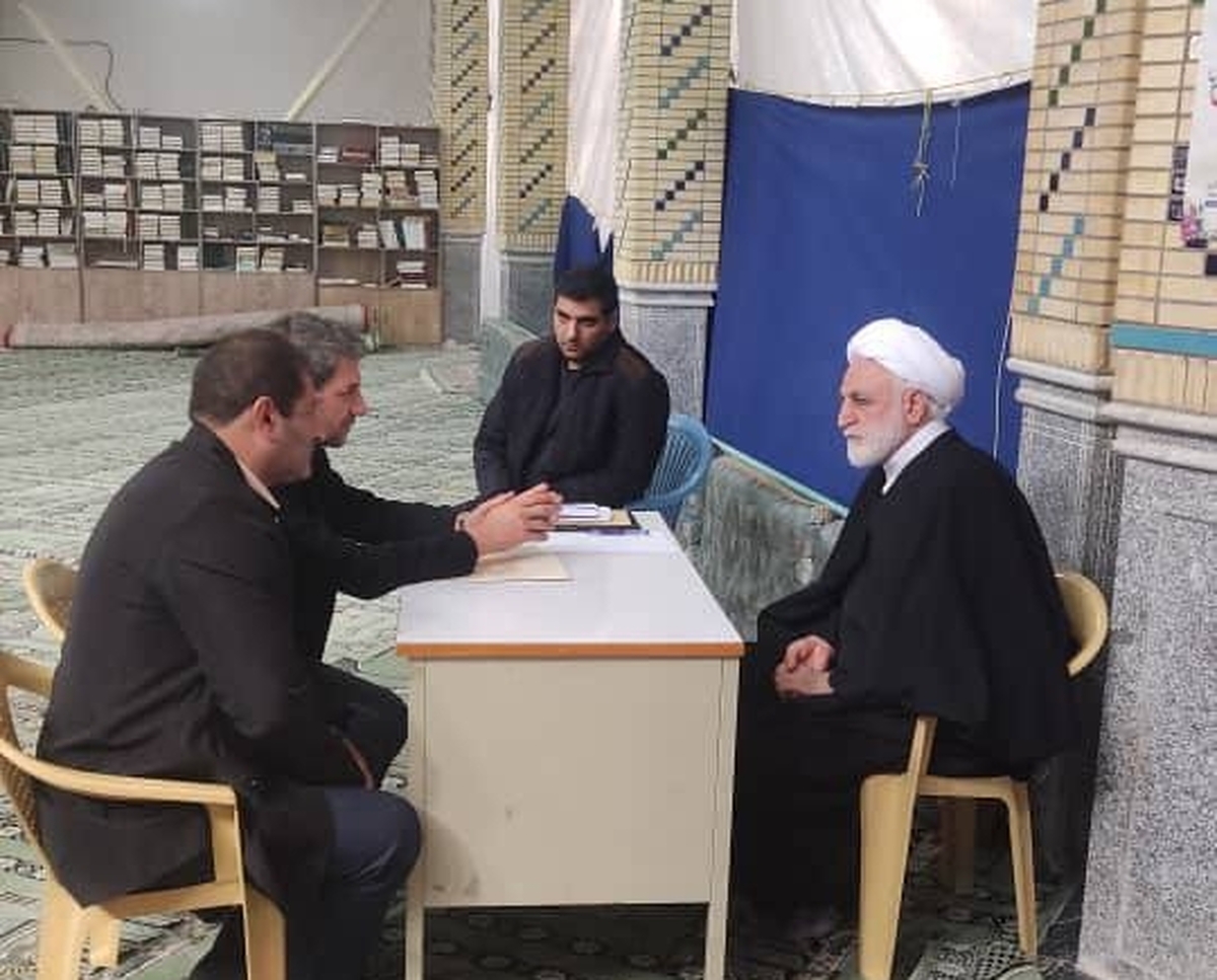 دیدار چهره به چهره رئیس قوه قضاییه با مردم در یکی از مساجد اصفهان و رسیدگی به مسائل و پرونده‌های قضایی آنها