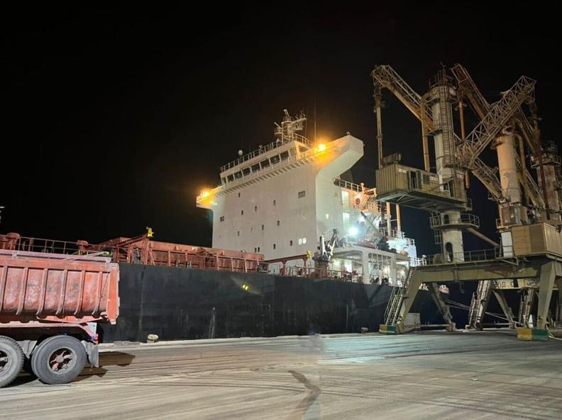 استرداد ۴۴ هزار تن روغن خوراکی غیرقابل مصرف با دستور قضایی به کشور مبدأ و جایگزینی آن با محموله سالم جزئیات حادثه تروریستی شهادت حججاسلام والمسلمین رازینی و مقیسه /