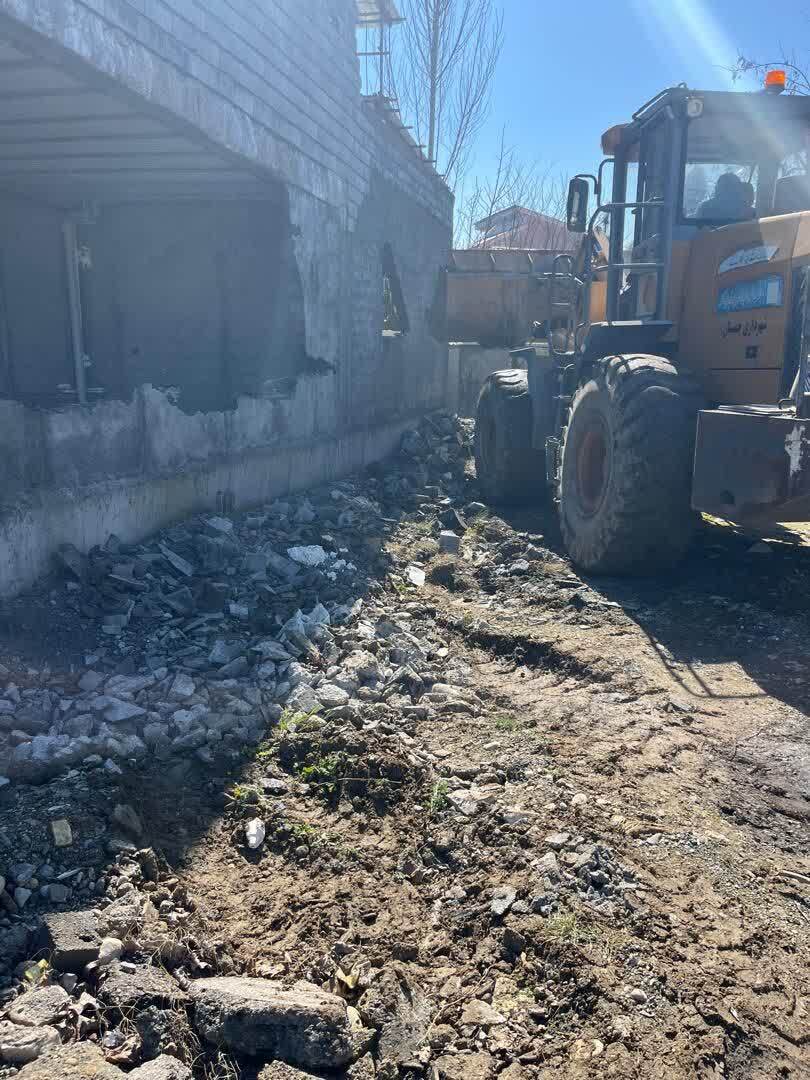 ۱۰ ویلای غیرمجاز روستای مرداب چمستان با ورود دستگاه قضایی تخریب شد