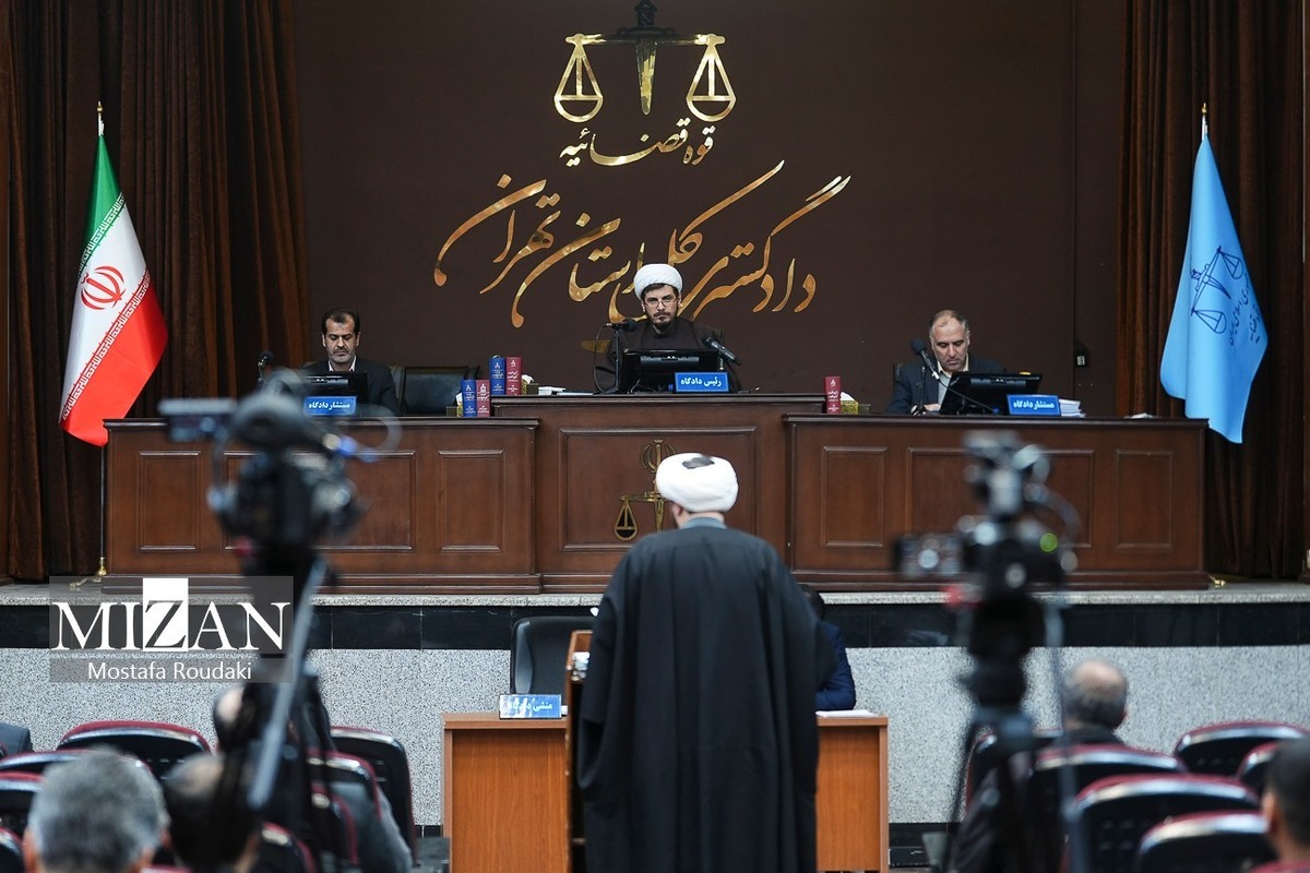 بررسی جزواتی که منافقین به منظور آموزش ترور، بمب‌گذاری، جعل و سرقت برای اعضای خود تهیه می‌کردند در جلسه دادگاه