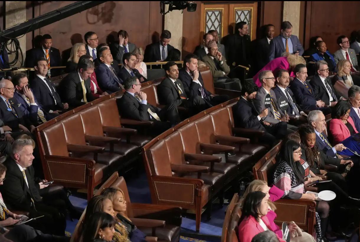 مخالفت‌ها با سخنرانی ترامپ در کنگره؛ نماینده دموکرات اخراج شد