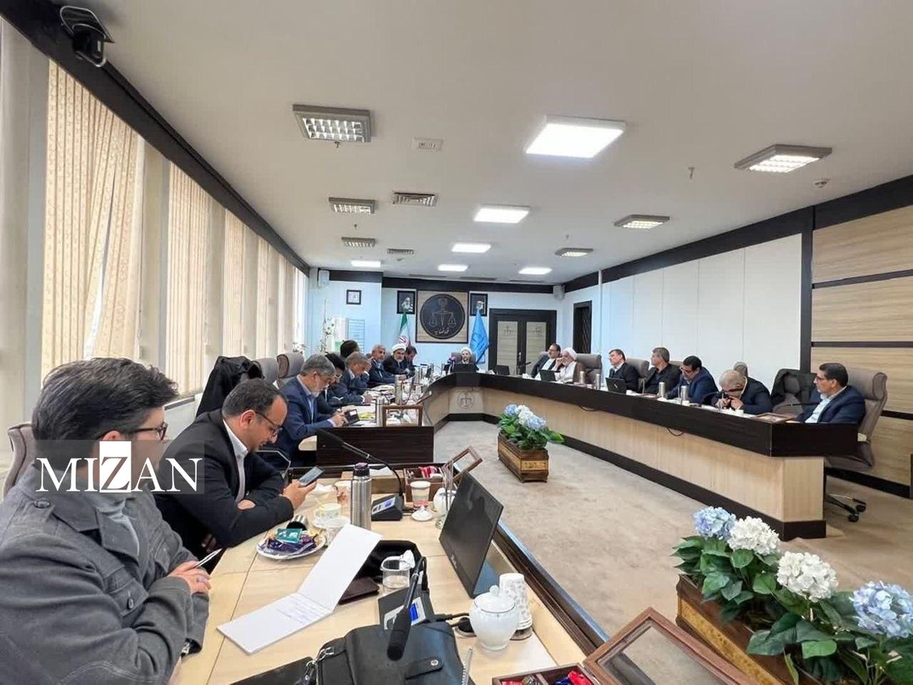 برگزاری نشست مجمع نمایندگان استان کرمان در مجلس با معاون اول قوه قضاییه/ معاون اول قوه قضاییه: هر سه قوه باید بستر فعالیت بخش خصوصی را فراهم کنند/باید برای مسئولیت اجتماعی معادن استان کرمان برنامه‌ریزی داشته باشید/رئیس سازمان بازرسی کل کشور: ۱۵ درصد حقوق معادن را در دستور کار داریم و پیگیری می‌کنیم