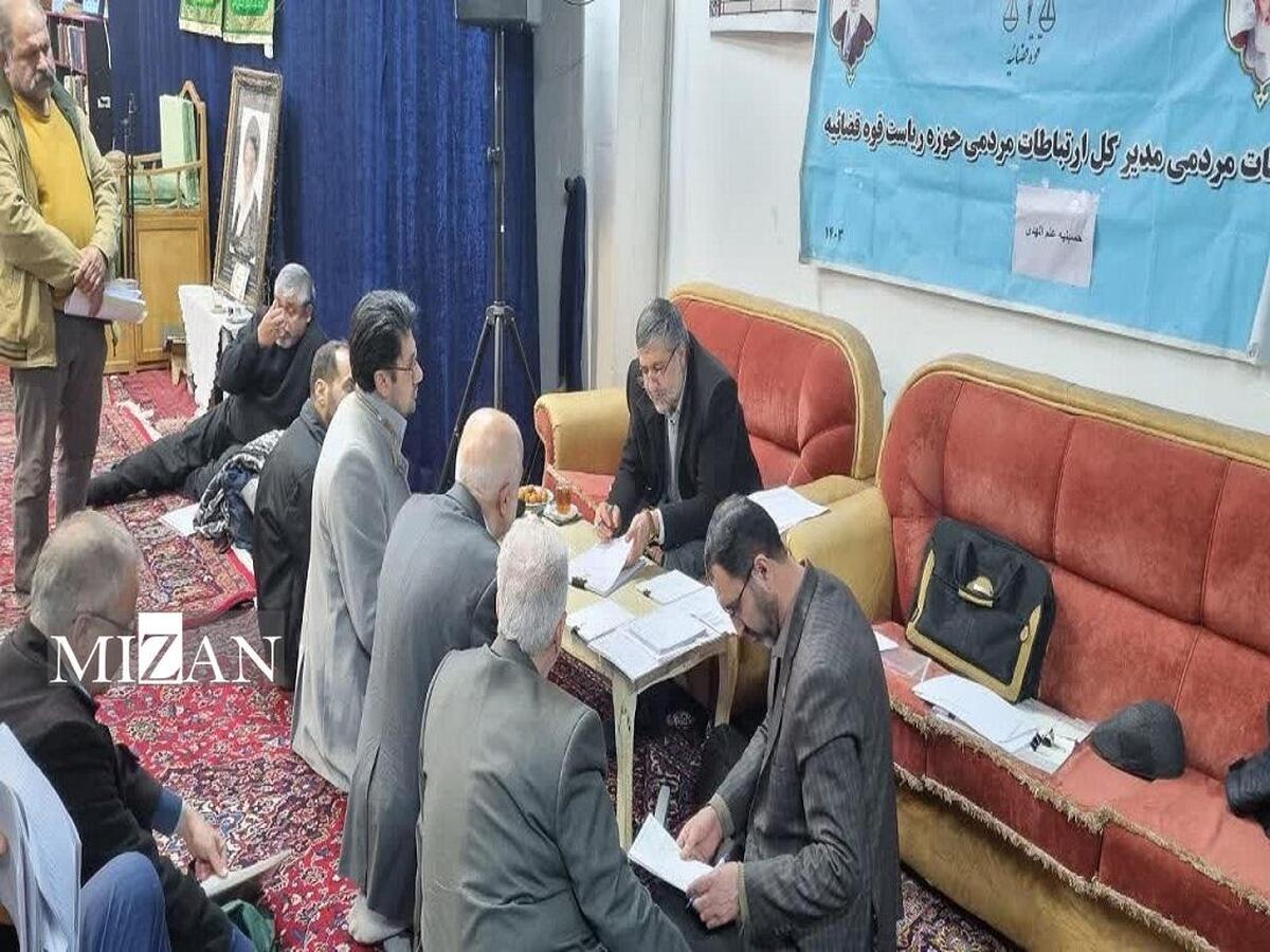 مدیرکل ارتباطات مردمی قوه قضاییه به مشکلات نمازگزاران در حسینیه علم الهدی رسیدگی کرد مدیرکل ارتباطات مردمی قوه قضاییه به مشکلات نمازگزاران در حسینیه علم الهدی رسیدگی کرد