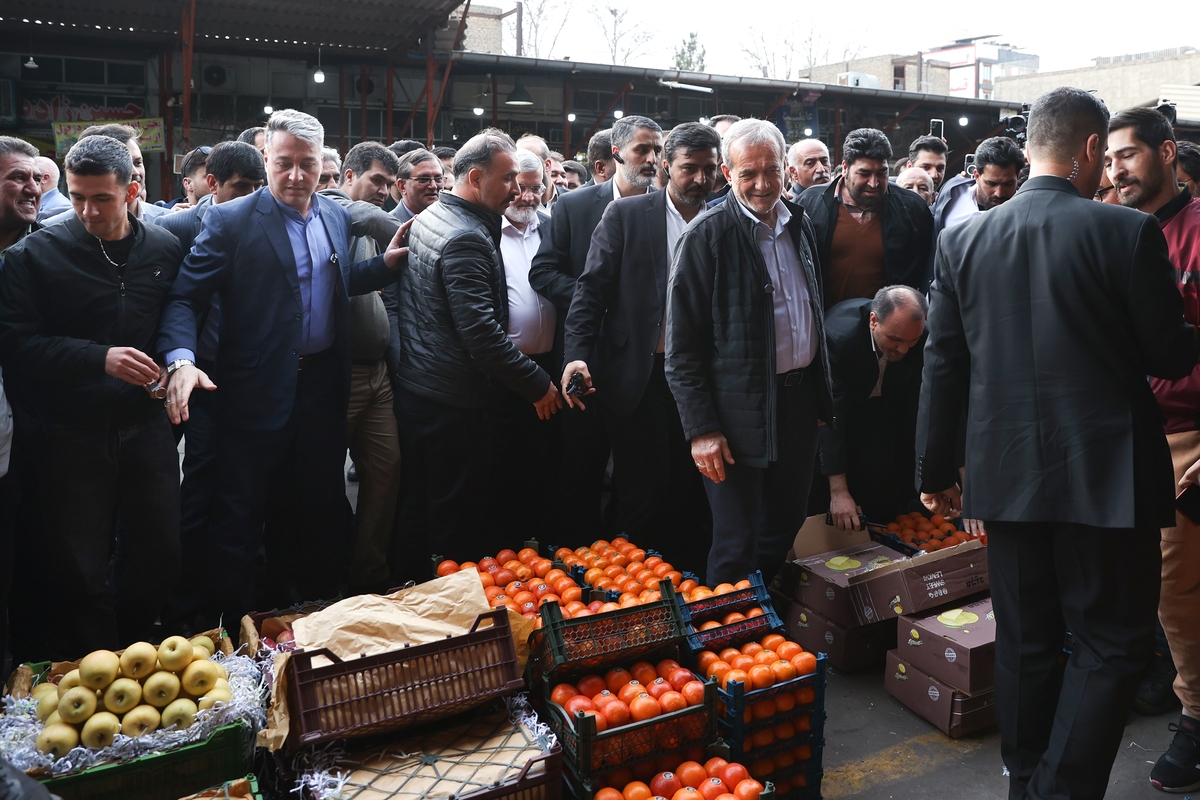 بازدید پزشکیان از میدان میوه و ترهبار قدیم شهریار بازدید پزشکیان از میدان میوه و ترهبار قدیم شهریار