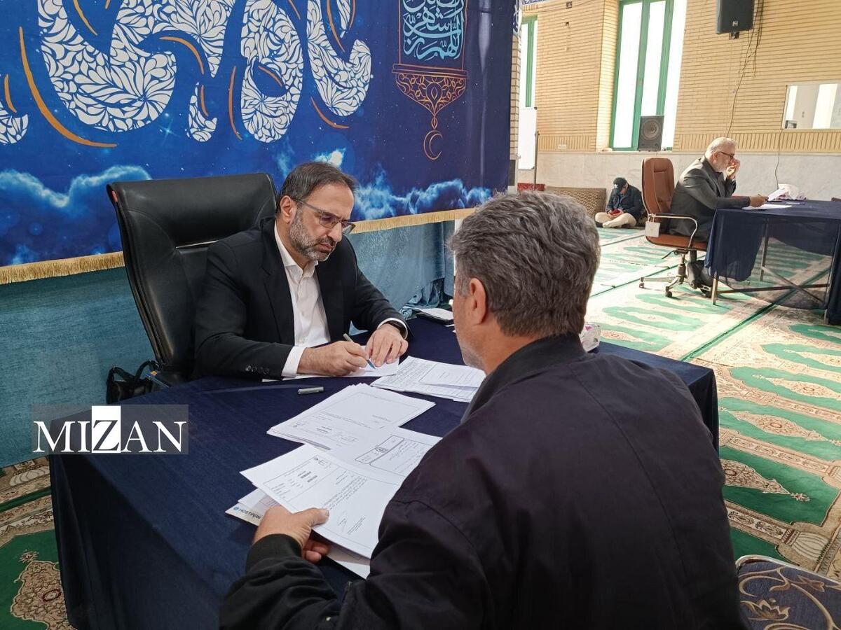 مسئولان قضایی استان البرز در مسجد صاحب‌الزمان (عج) ساوجبلاغ به مشکلات حقوقی و قضایی مردم رسیدگی کردند