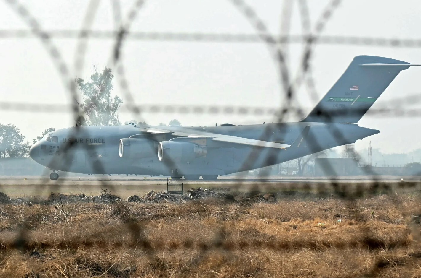 نظامی‌سازی مهاجرت و اخراج مهاجران در غل‌وزنجیر؛ پرده‌های جدید از واقعیت آمریکای مدعی حقوق بشر