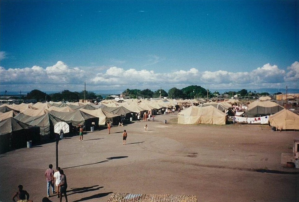 نظامی‌سازی مهاجرت و اخراج مهاجران در غل‌وزنجیر؛ پرده‌های جدید از واقعیت آمریکای مدعی حقوق بشر