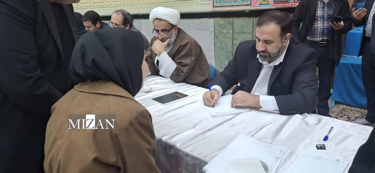 حضور دادستان تهران در جمع نمازگزاران مسجد القرآن به رغم تعطیلی شهر تهران به دلیل برودت هوا / اهتمام جدی دادستانی تهران به تداوم ارائه خدمات معاضدت قضایی به نمازگزاران مساجد